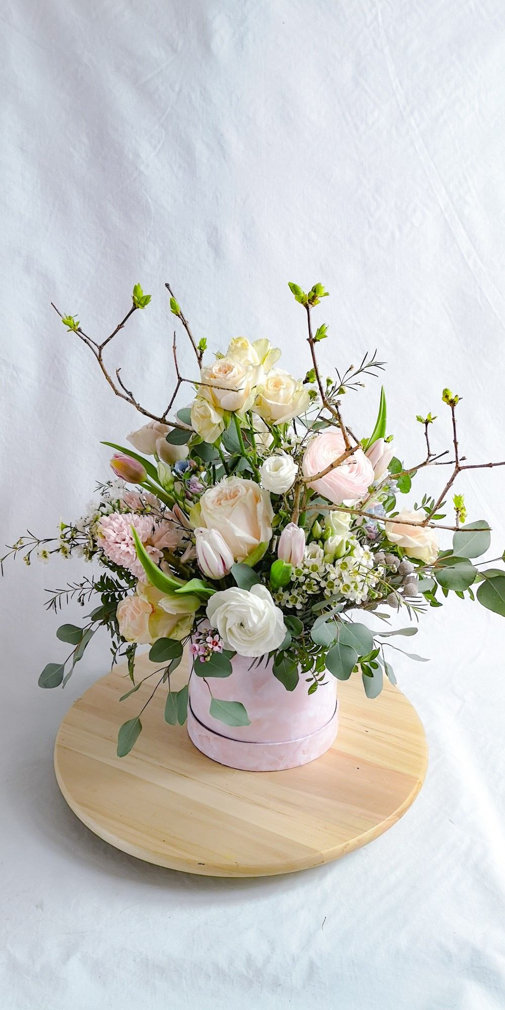 Ziedu pušķi kastē. Event design, decoration, floristry, gift, Irina Novika, Riga, Latvia