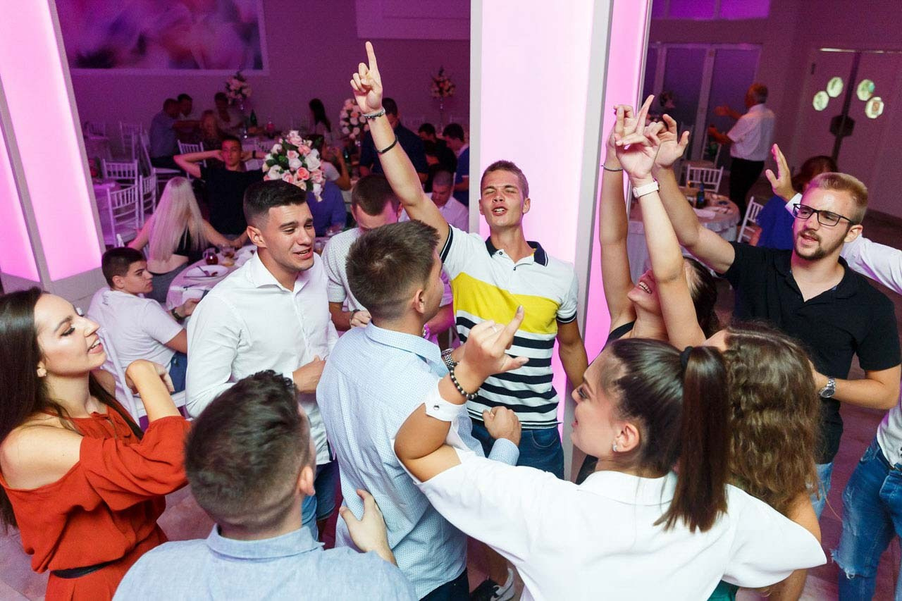 Atmosfera veselja uz muziku na rođendanskoj žurci.