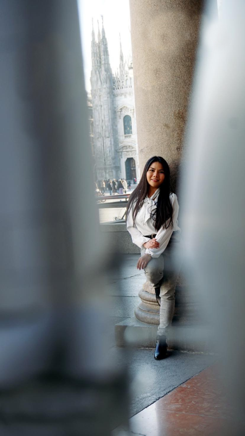 Ragazza che posa davanti al maestoso Duomo di Milano.