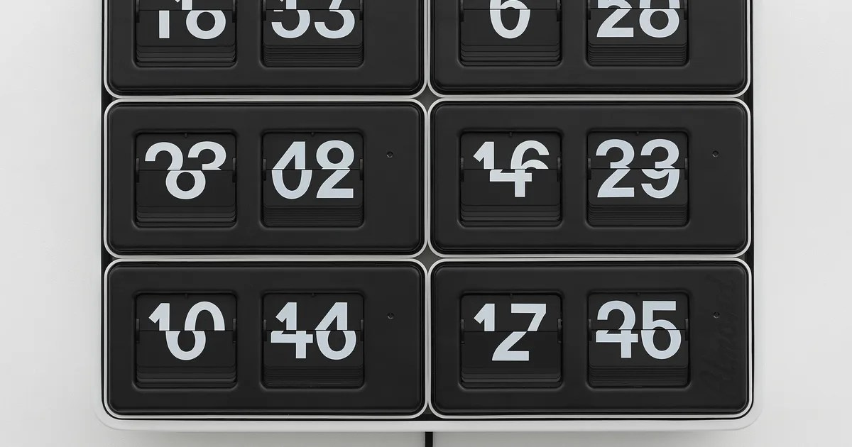 Даррен Алмонд, серия Night + Fog: сотни асинхронных цифровых табло с разным временем в тумане и ночной темноте, визуализация временного хаоса и исторической памяти
