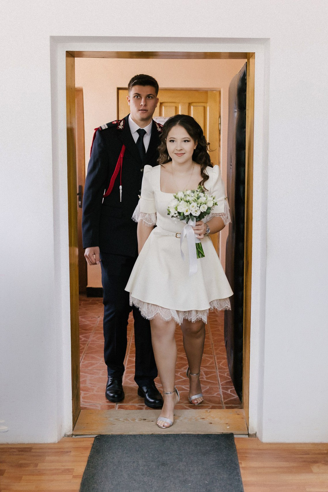 Povestitor prin fotografie - Fotograf nuntă Botoșani  – Alin Chirilă -* Gabriel și Denisa la starea civilă în Unțeni Botoșani, fotografie de cuplu pe scări elegante, Alin Chirilă fotograf* Mire și mireasă după cununia civilă în comuna Unțeni Botoșani, ședință foto realizată de AlinoFotoStudio* Fotograf stare civilă Botoșani, Gabriel și Denisa privindu-se cu drag pe scările locației de eveniment* Cuplu proaspăt căsătorit la cununia civilă Unțeni, fotografie romantică realizată de Alin Chirilă fotograf* Gabriel și Denisa după ceremonia civilă, ședință foto la Restaurant Luceafărul Popas Cucorăni* Fotograf evenimente Botoșani, stare civilă Unțeni, mire și mireasă în cadru elegant și luminos* Mire în uniformă și mireasă cu buchet alb, fotografie de nuntă civilă în județul Botoșani* AlinoFotoStudio portret de cuplu la stare civilă, Gabriel și Denisa în ziua logodnei civile* Fotograf cununie civilă Botoșani, moment romantic surprins la Popas Cucorăni Luceafărul* Gabriel și Denisa și-au spus da la Unțeni Botoșani, amintiri fotografice naturale și elegante* Mireasă cu păr ondulat și mire în uniformă militară, fotografie de cuplu la stare civilă* Alin Chirilă povestitor prin fotografie, cununie civilă Gabriel și Denisa în Botoșani* Ședință foto de stare civilă Botoșani, cuplu pe scări decorative într-un cadru rafinat* Fotograf nuntă și stare civilă Suceava Botoșani Iași, Gabriel și Denisa în ziua cea mare* Imagine romantică de la cununia civilă Unțeni, mire și mireasă zâmbind unul către celălalt, fotograf uvertura mall Botoșani, fotograf mall- servicii foto- video Botoșani 