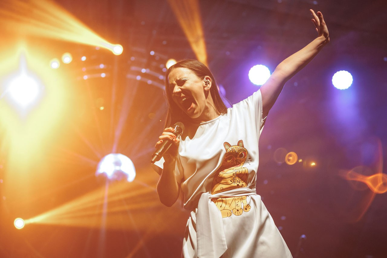 Energičan nastup fantastične pevačice ABBA Ring Tribute benda na sceni Botaničke bašte.