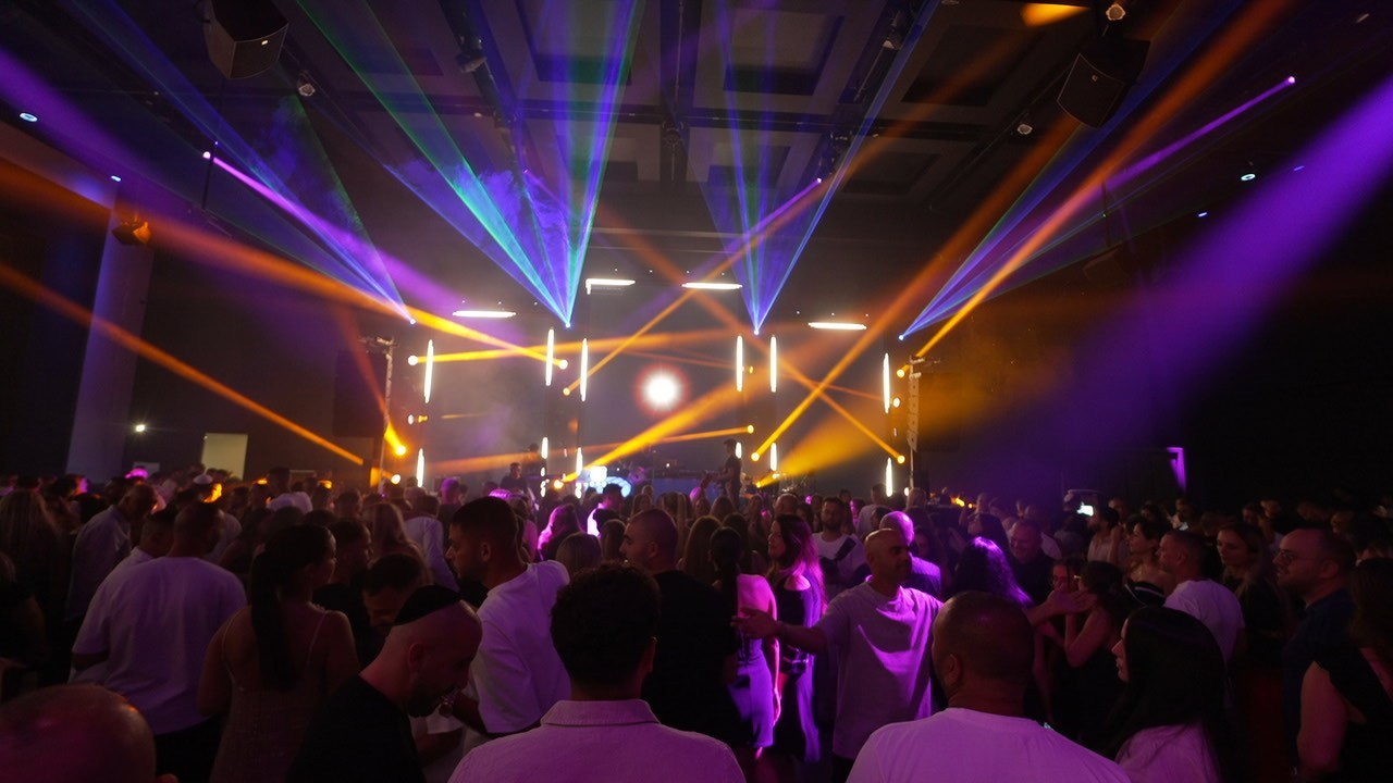 VIA / BASICO. Wedding and events photographers Studio Shalom