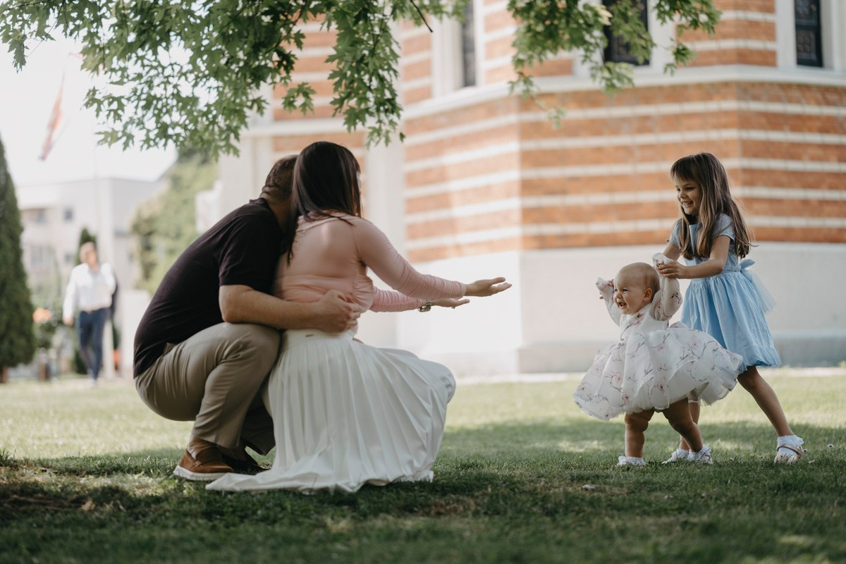Verino krstenje / Crkva Rodjenja Presvete Bogorodice, Batajnica. Deciji i porodicni fotograf u Beogradu Oksana Skendzic