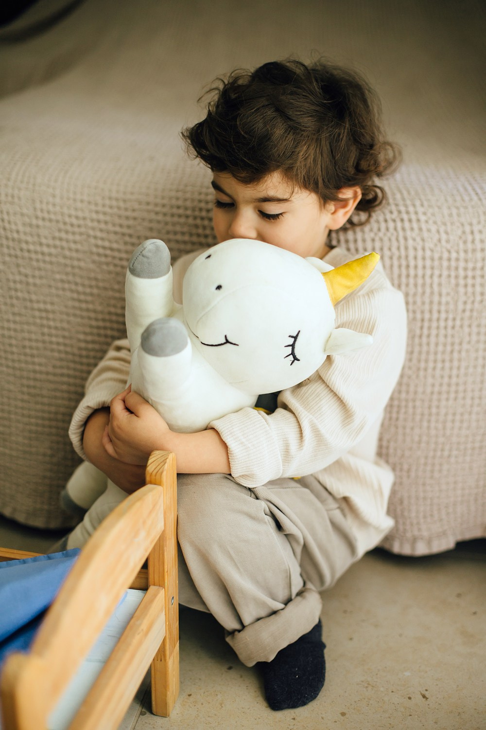 Mom&daughter at home. Family photographer in Israel