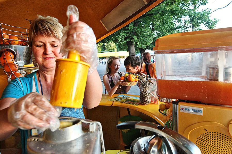 Liliya & Vova – Love Story (Moscow, Russia) – June 12th, 2010. Emin Kuliyev — Award-Winning Wedding Photojournalist NYC & USA | Best Wedding Photographer Known for Candid, Timeless Moments