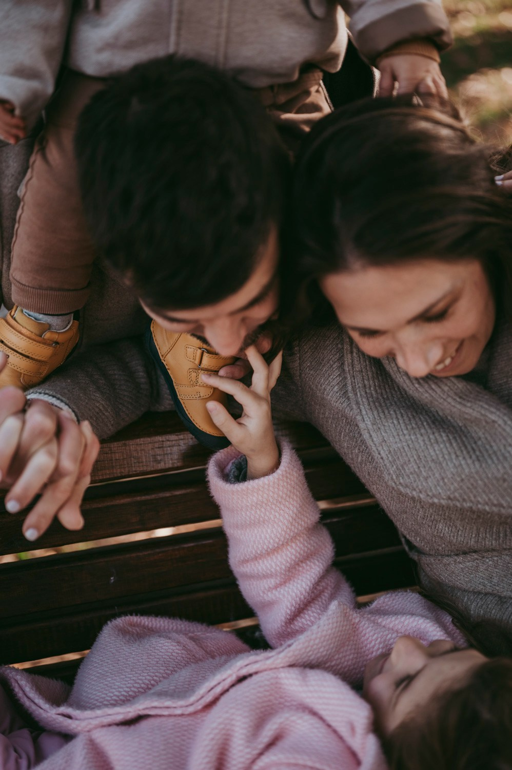 Iva, Ivan, Tara i Stefan — porodicno fotografisanje napolju. Deciji i porodicni fotograf u Beogradu Oksana Skendzic