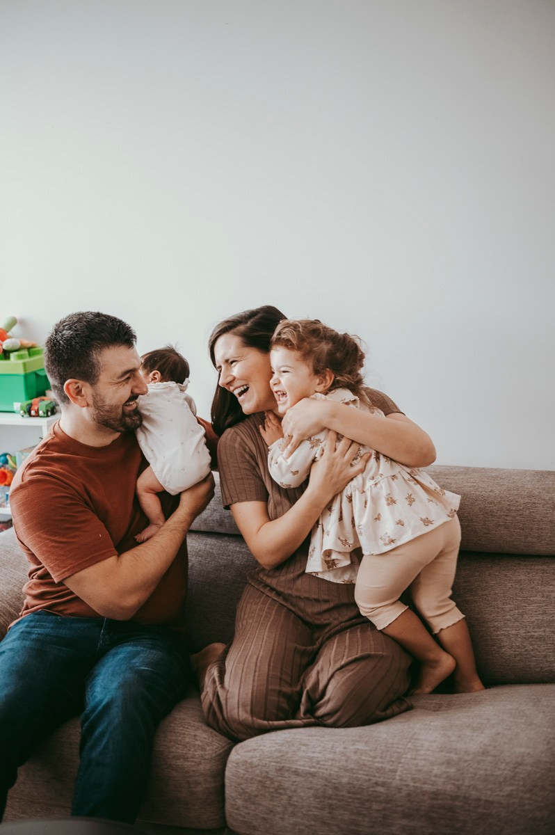 Katarina, Dejan, Petra i Julija / porodicno fotografisanje kod kuce. Deciji i porodicni fotograf u Beogradu Oksana Skendzic