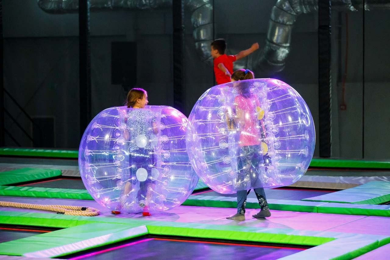 Aktivnosti sa ogromnim balonima na zabavnoj dečjoj proslavi.