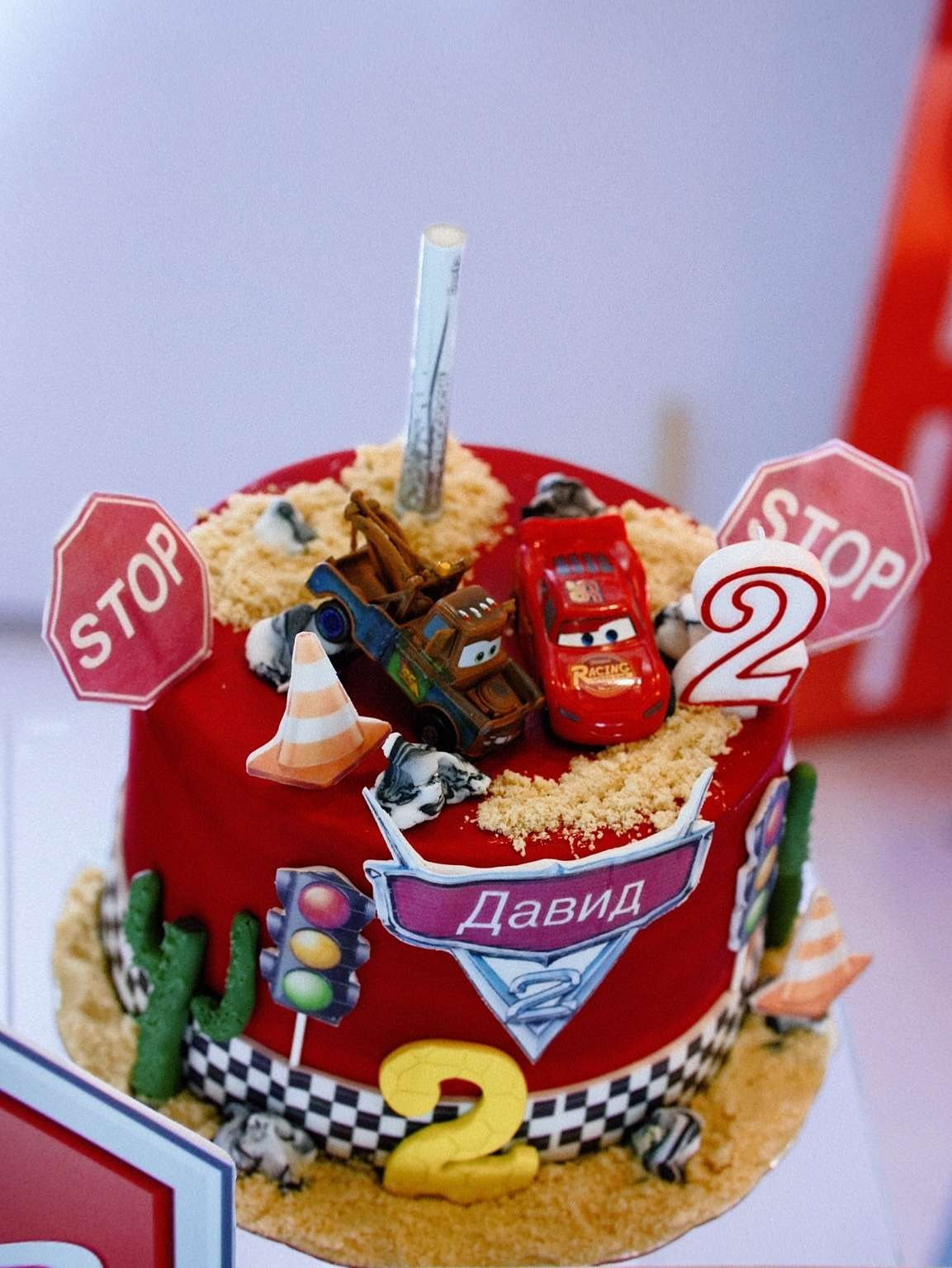     Детска фотосесия с торта и сладки.