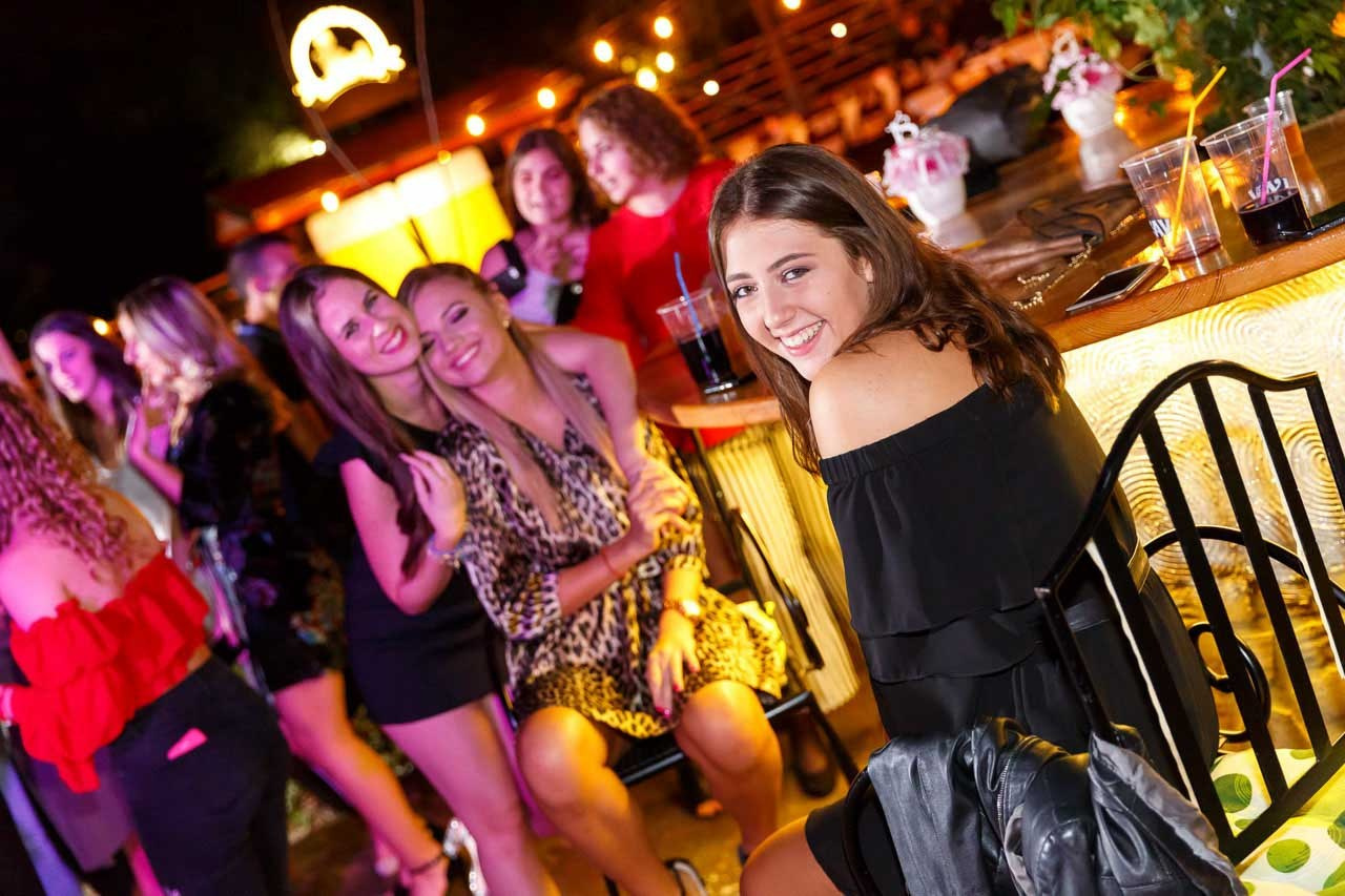 Vesela atmosfera među gostima na tematskoj proslavi punoletstva.