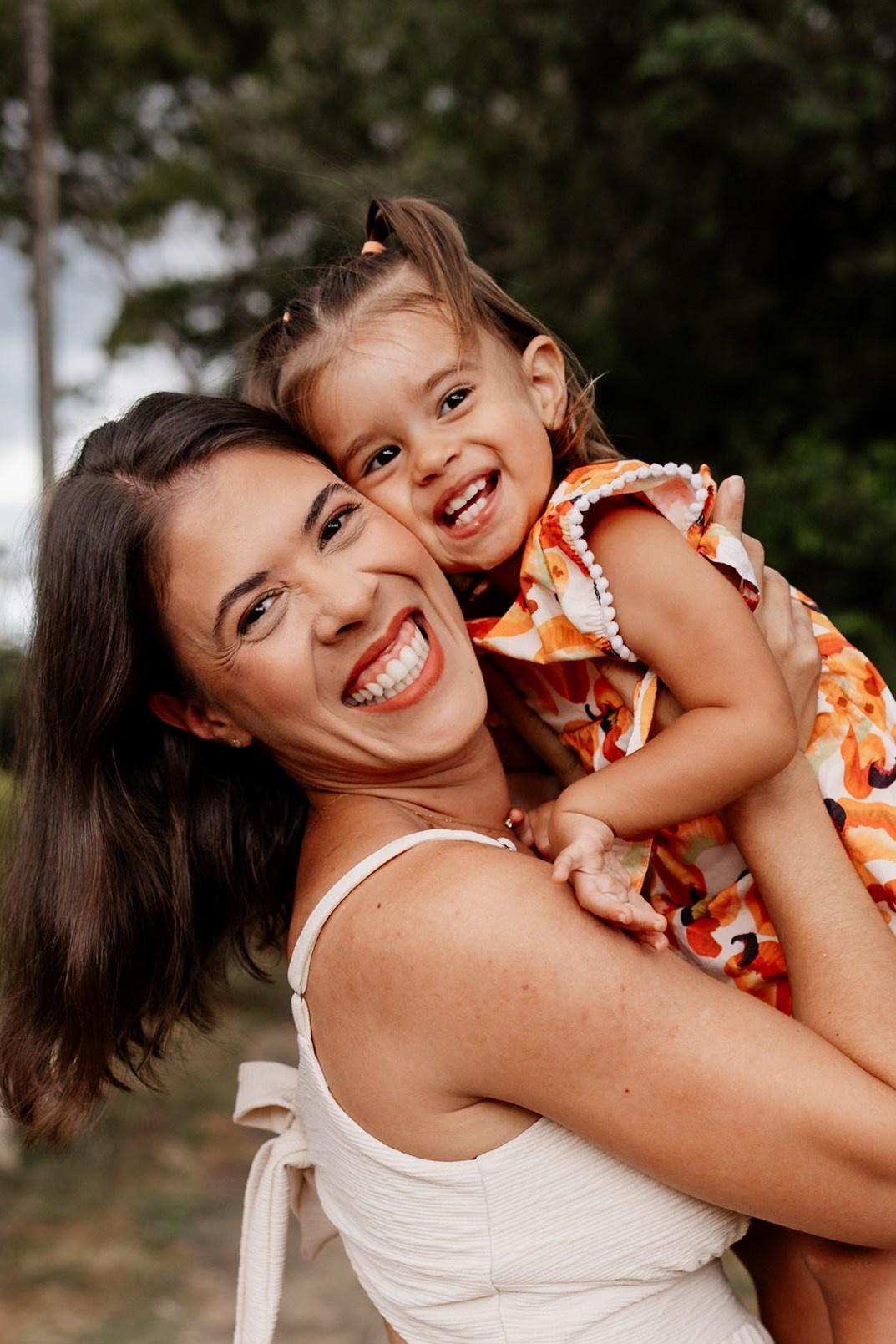 Retrato de mãe e filha com os rostos colados
