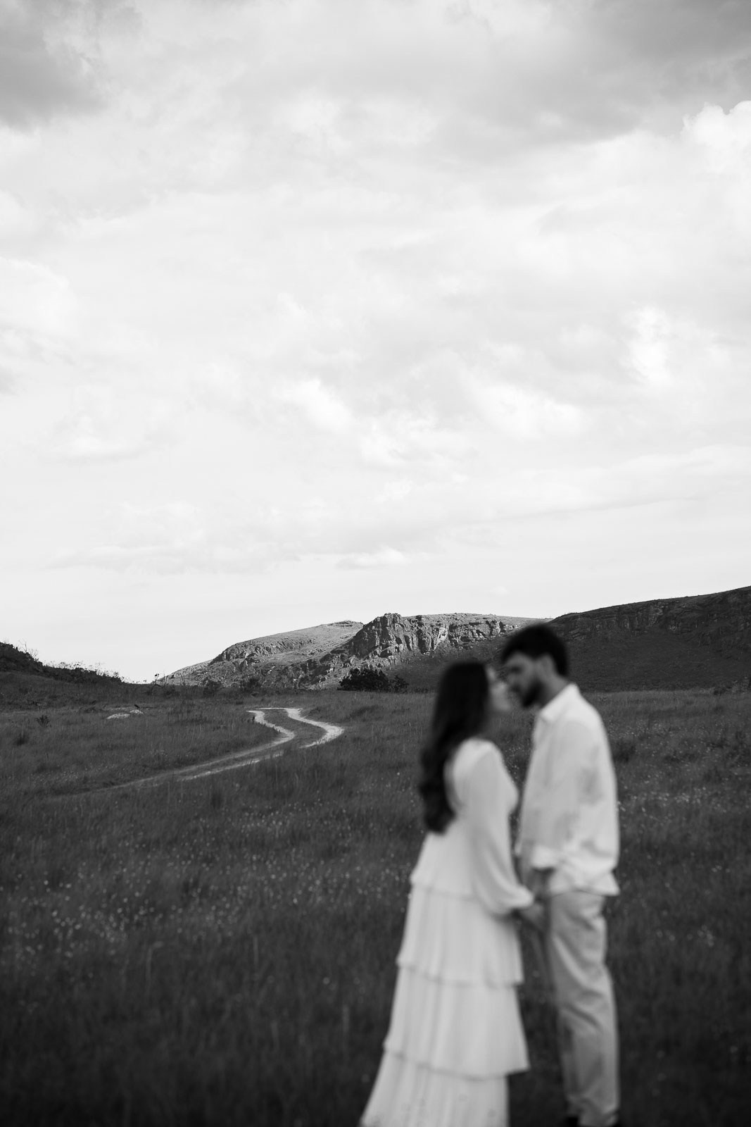 Larissa e Rafael em pre wedding ao ar livre em Lavras Novas MG. Ensaio documental com luz natural e pôr do sol fotografado por Edu e Josi Fotografia, especialistas em casamento documental.