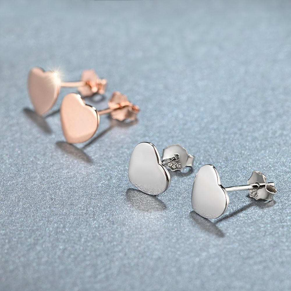 Sitne zlatne minjdjuše u obliku srca.