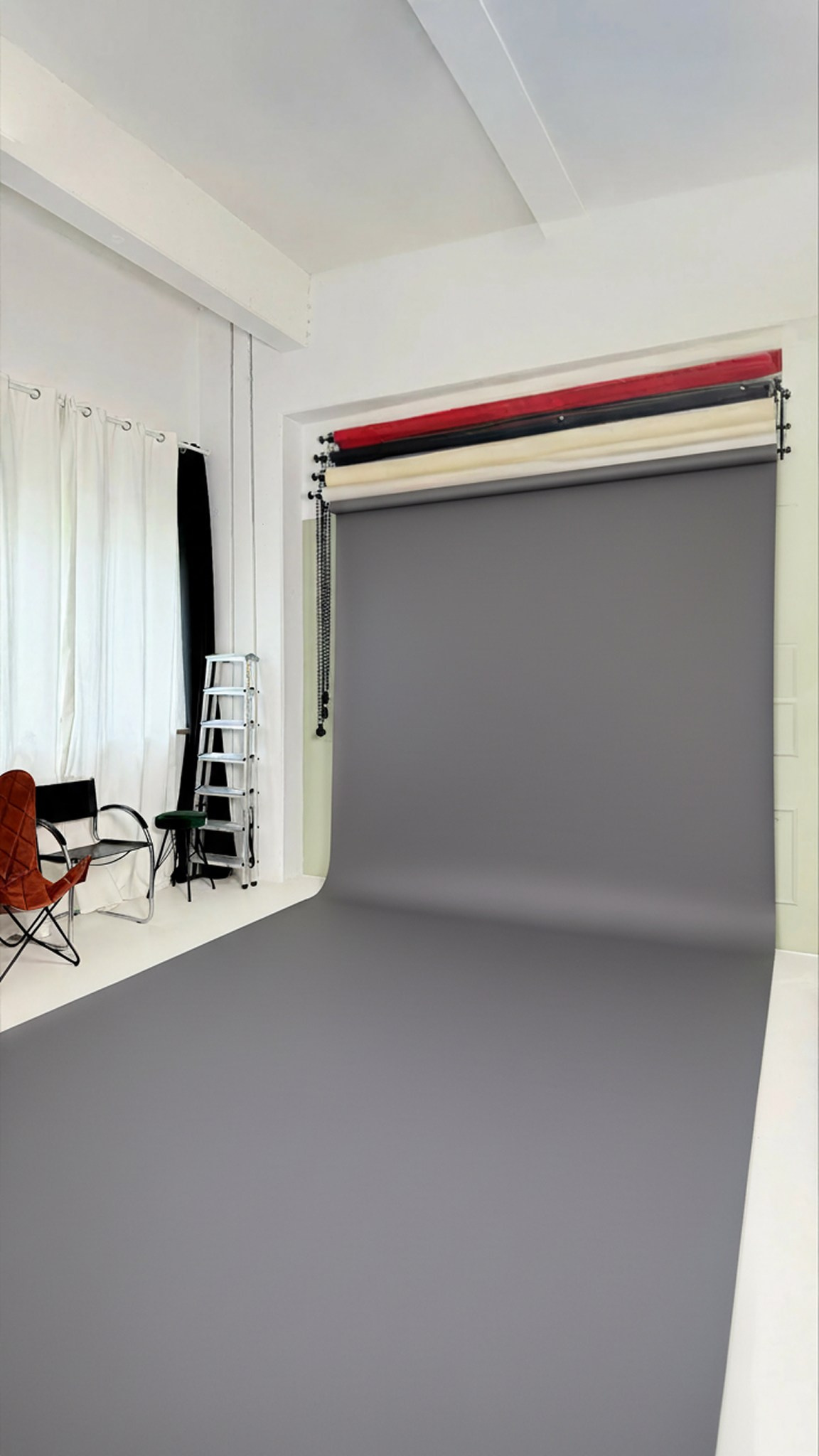 Papier-Hintergrund Dunkelgrau im Fotostudio Aesthetic Space München – zeitlos neutral für Portraits Business und Lookbooks
