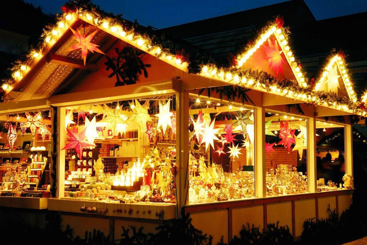 ПОДГОТОВКА К РОЖДЕСТВЕНСКОЙ СЪЁМКЕ НА ЯРМАРКЕ. Фотограф Лейпциг