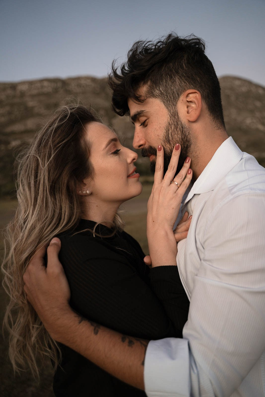 Pré-wedding Sabrina e Vinícius em Lapinha da Serra MG, fotografia documental em campo aberto, com paisagens amplas, vento natural e registros espontâneos sem interferência artificial.