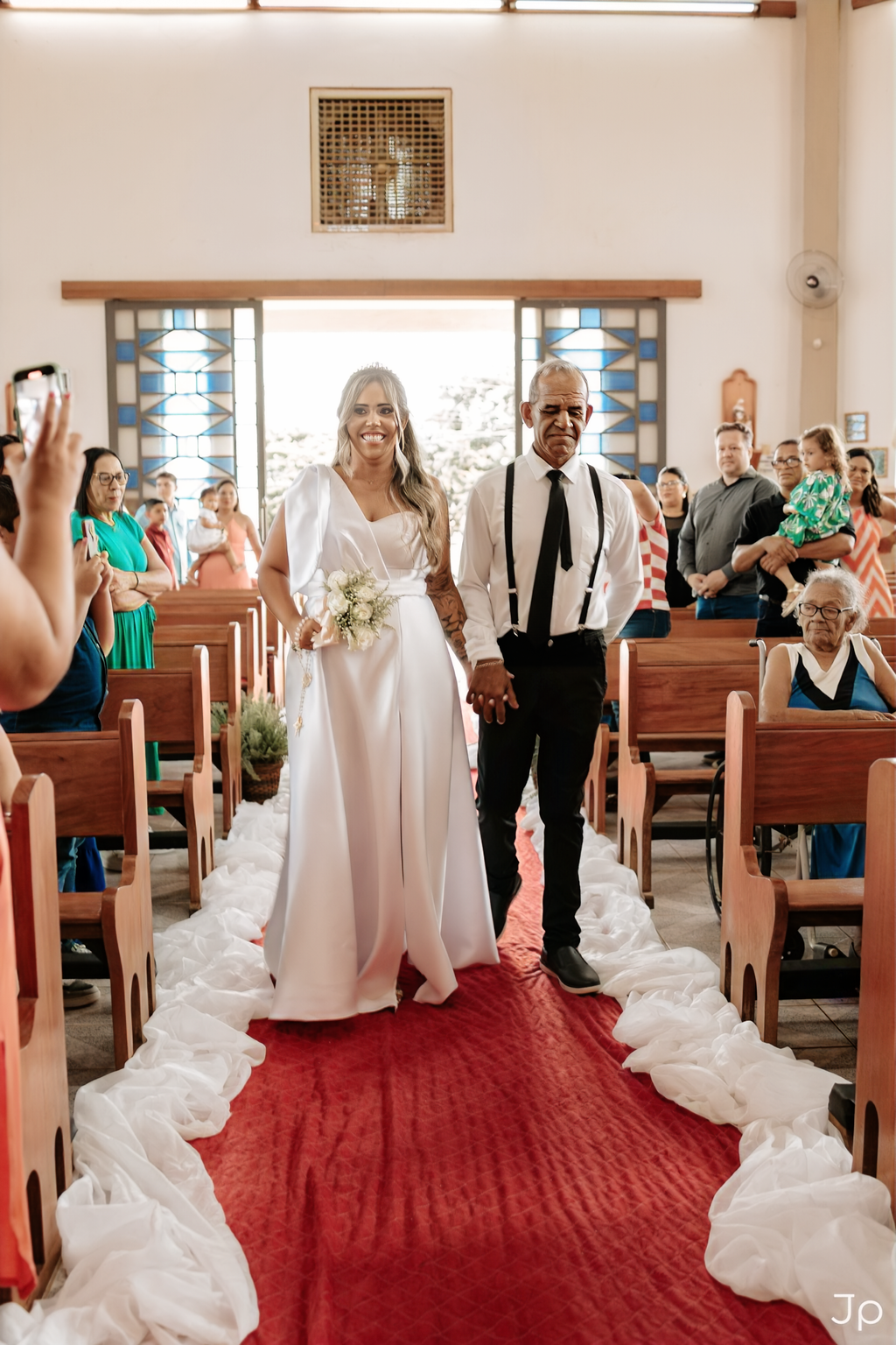 Momento que a noiva entra no corredor da Igreja.