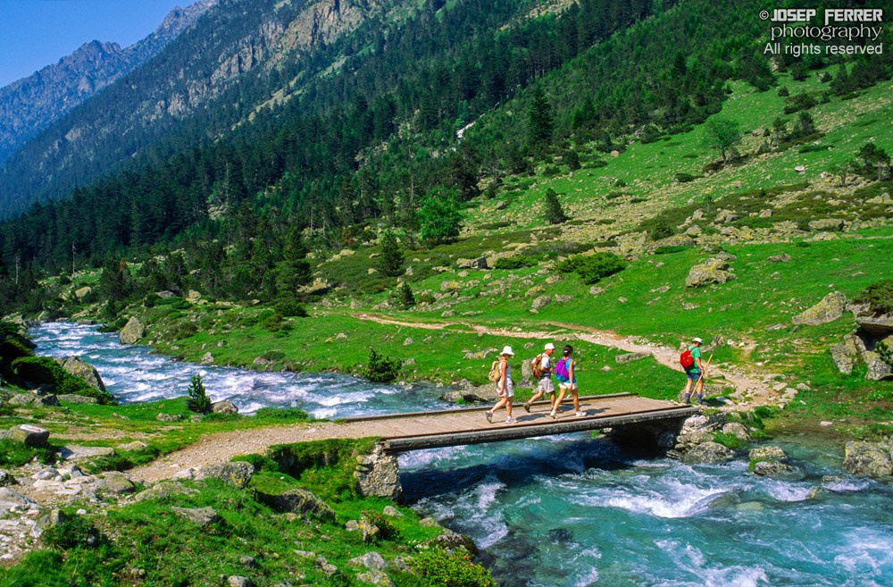 Hikers, Vallée d'Estom, Parc National des Pyrénées, France