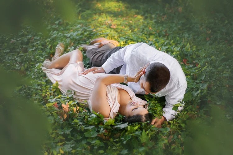 Нежни ръце на коремче бременна майка   снимка детайл студийна фотография София