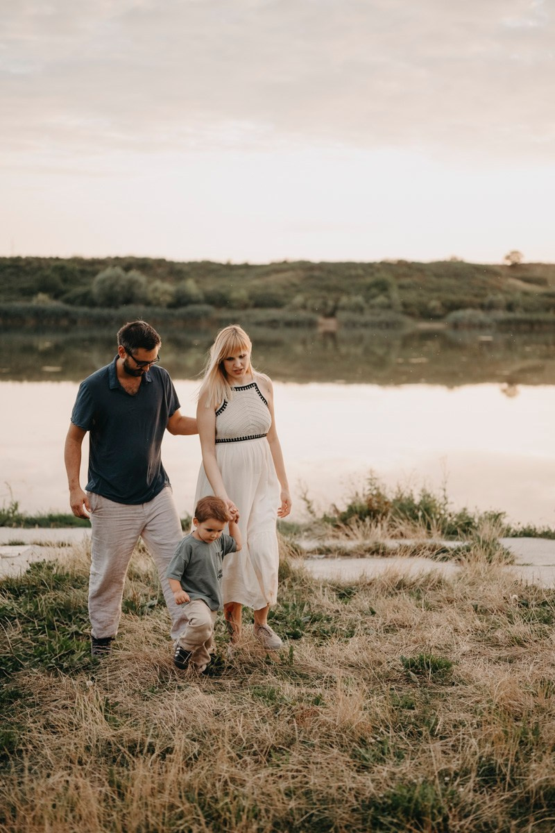 Dijana, Relja i Teo / porodicno fotografisanje napolju. Deciji i porodicni fotograf u Beogradu Oksana Skendzic