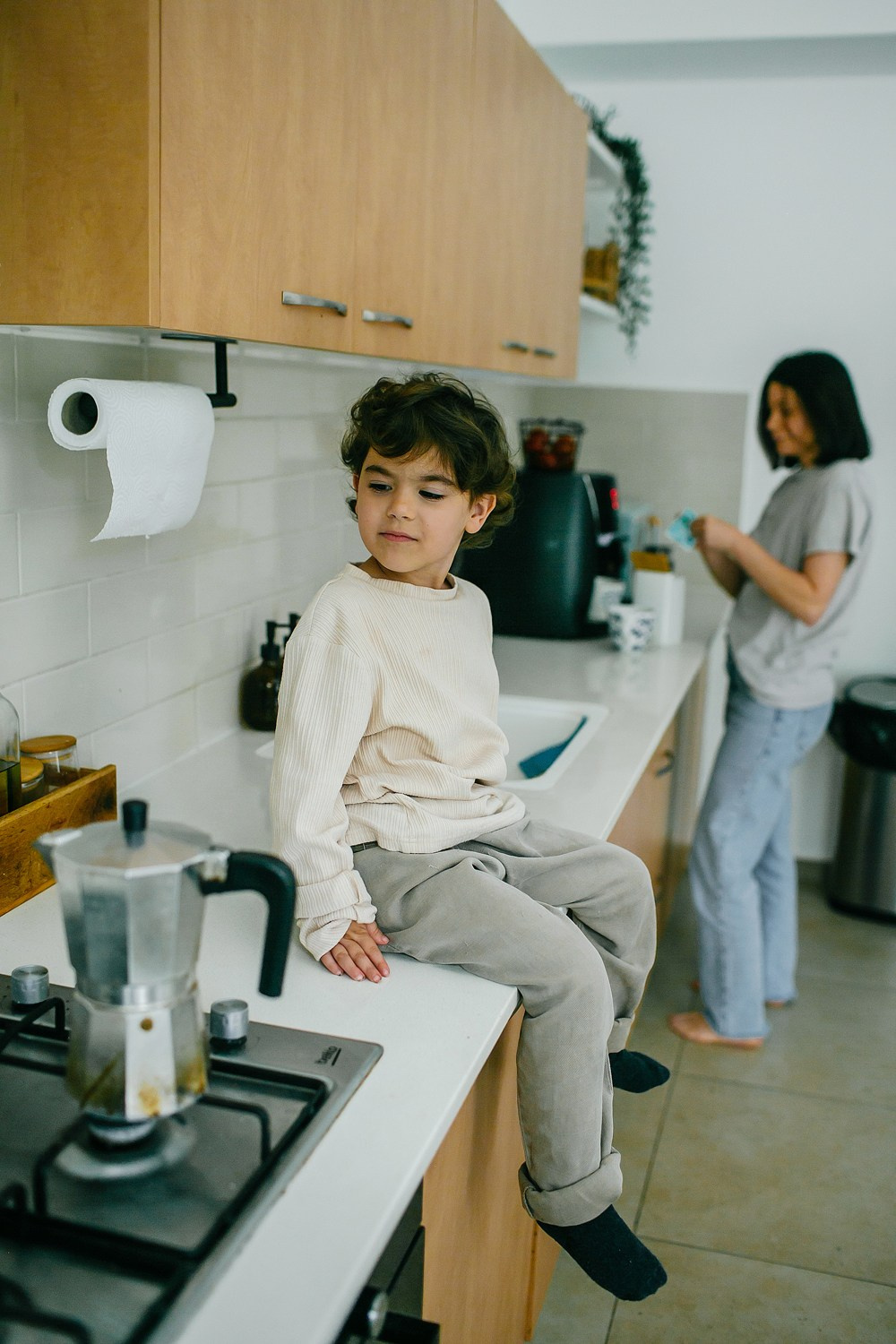 Mom&daughter at home. Family photographer in Israel