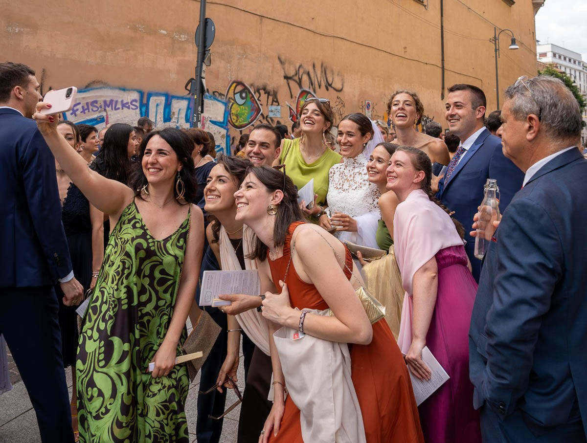 il lancio del riso- chiesa San Calimero - fotografia di matrimonio - Milano - Lombardia - curata da Lorenzo Mazzega Wedding Photographer