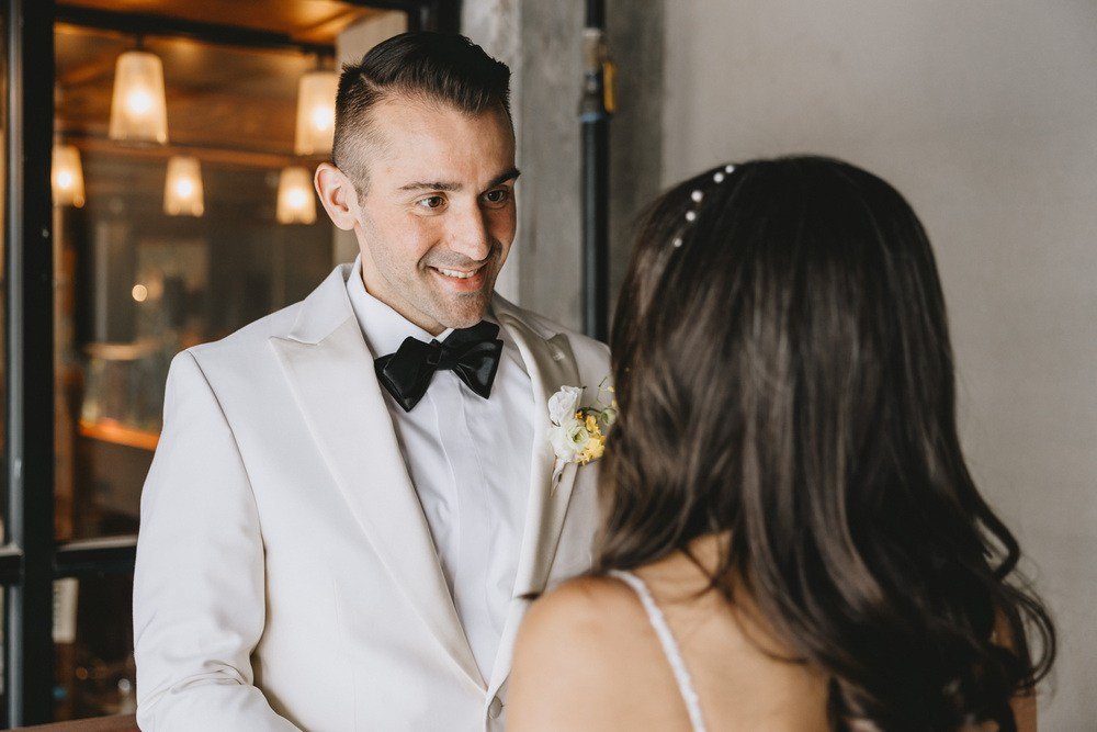 Лятна плажна сватба морско крайбрежие босоноги церемония Варна България destination wedding