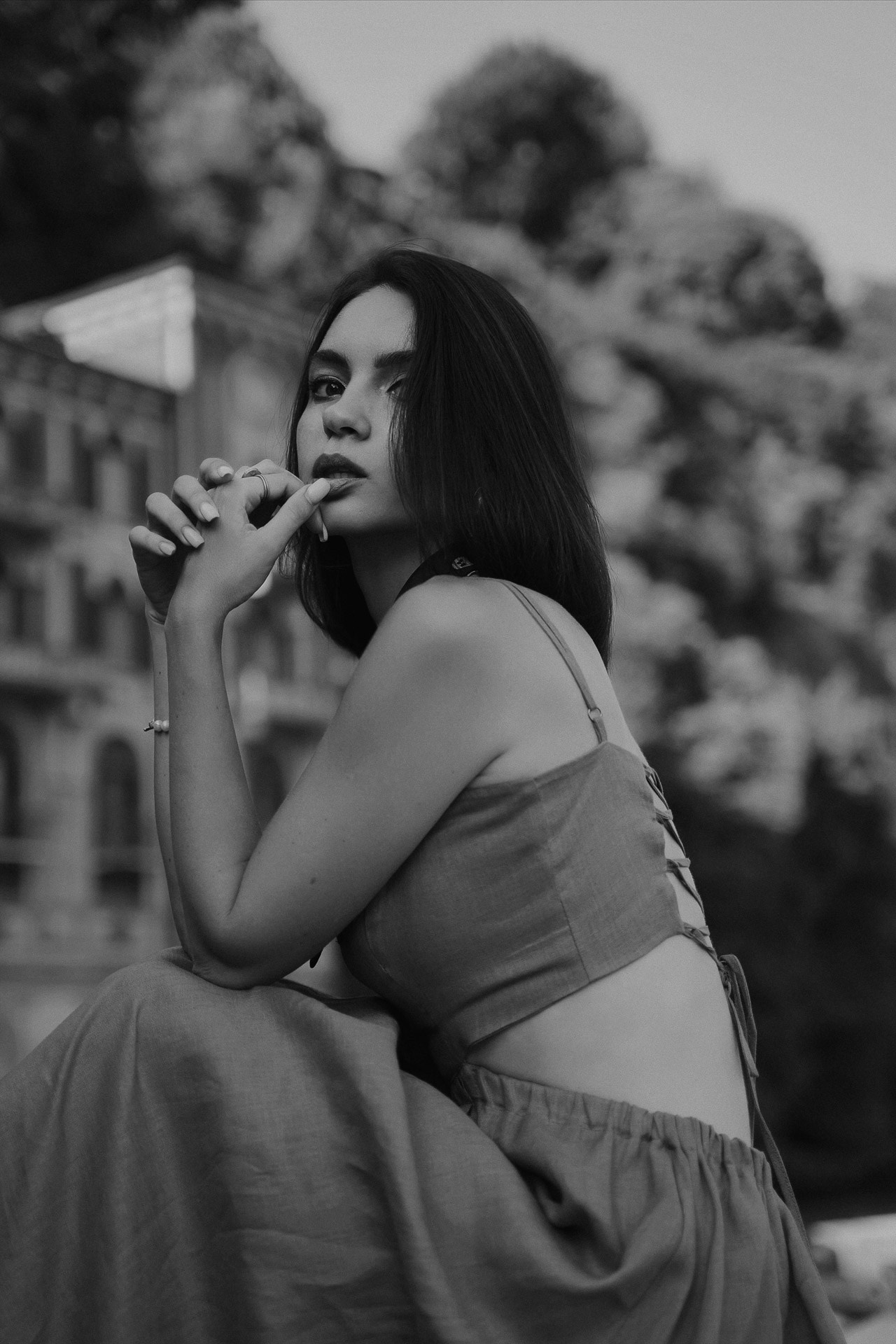 Black and white portrait of a woman at Lake Como