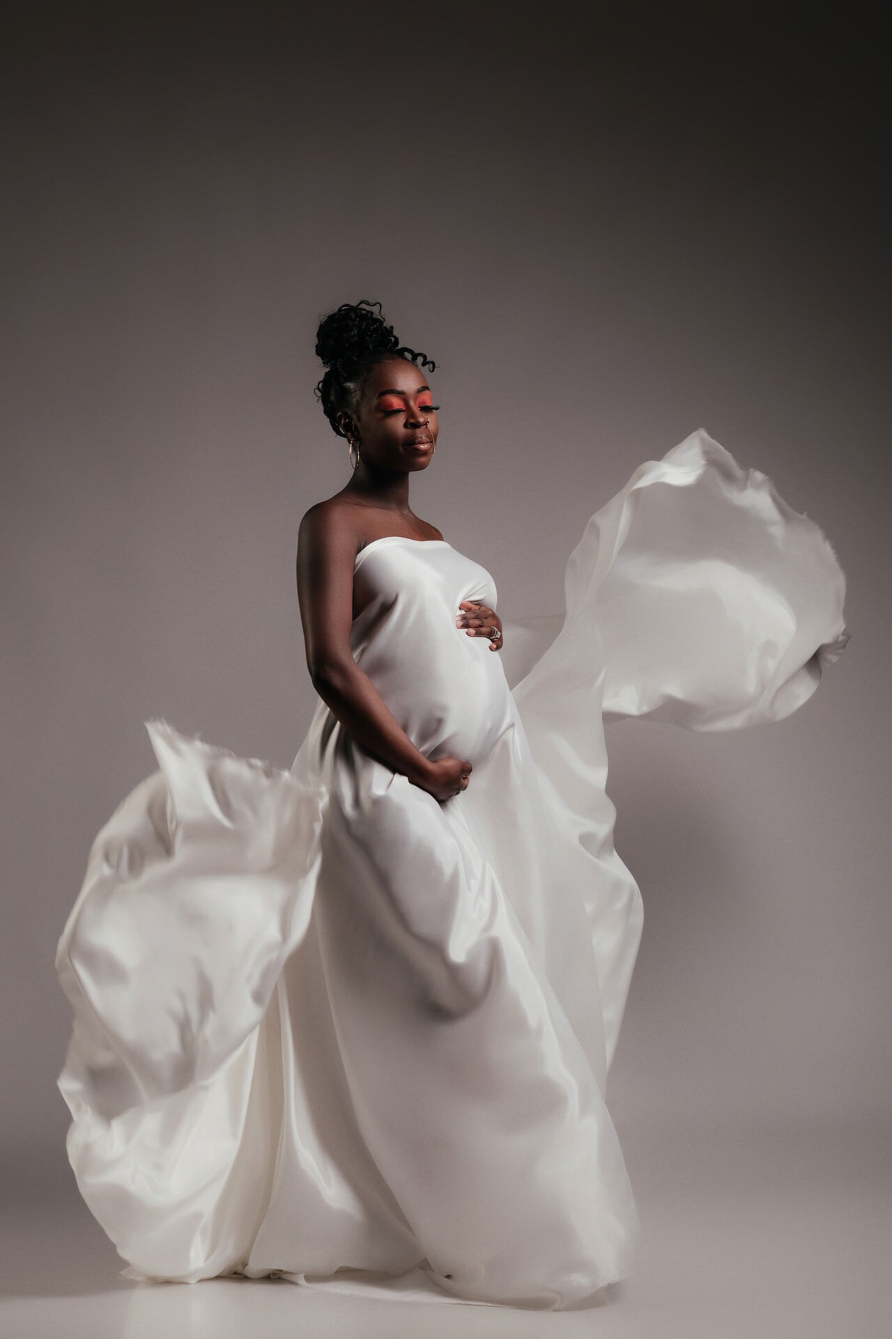 Frau in elegantem weißem Kleid