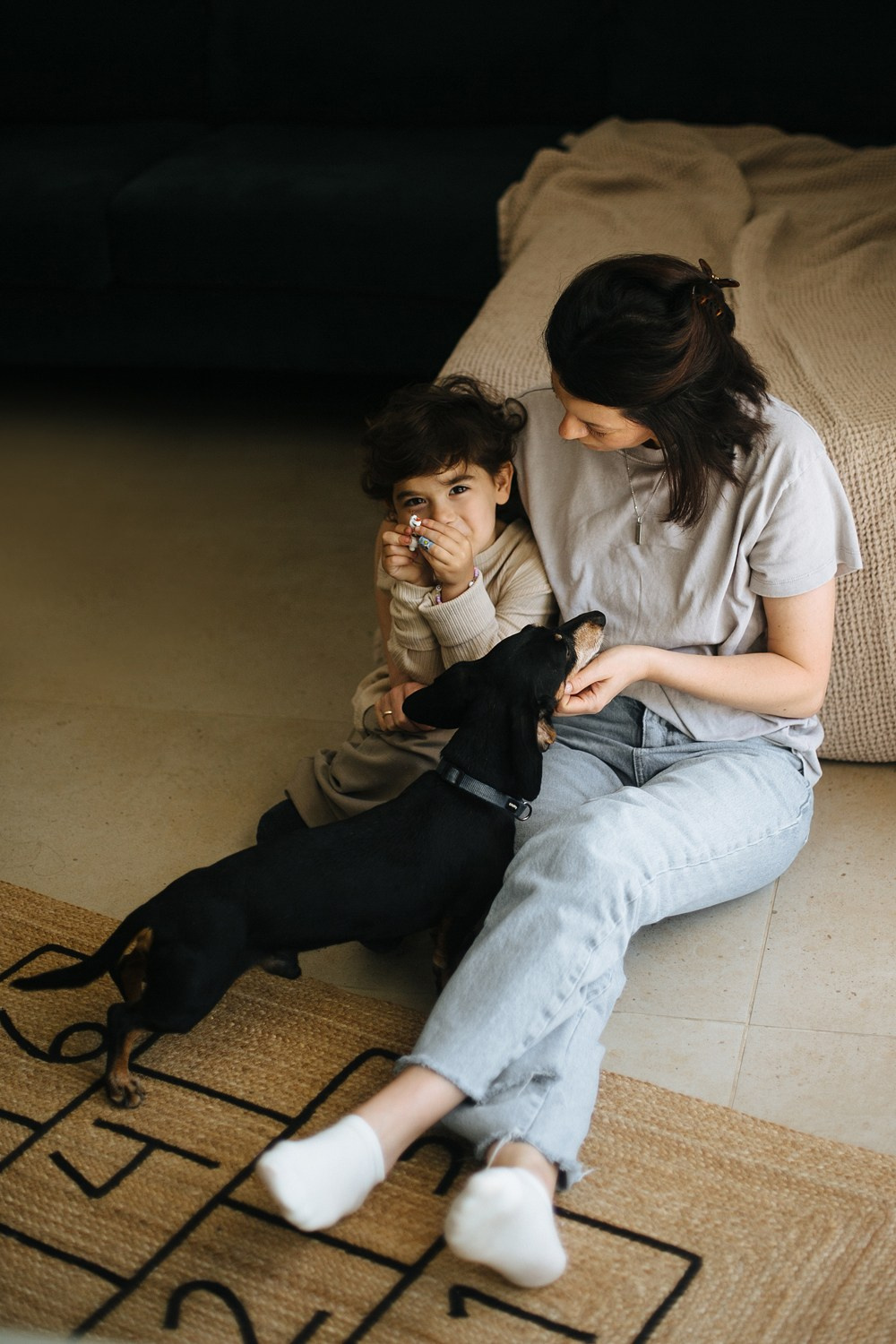 Mom&daughter at home. Family photographer in Israel