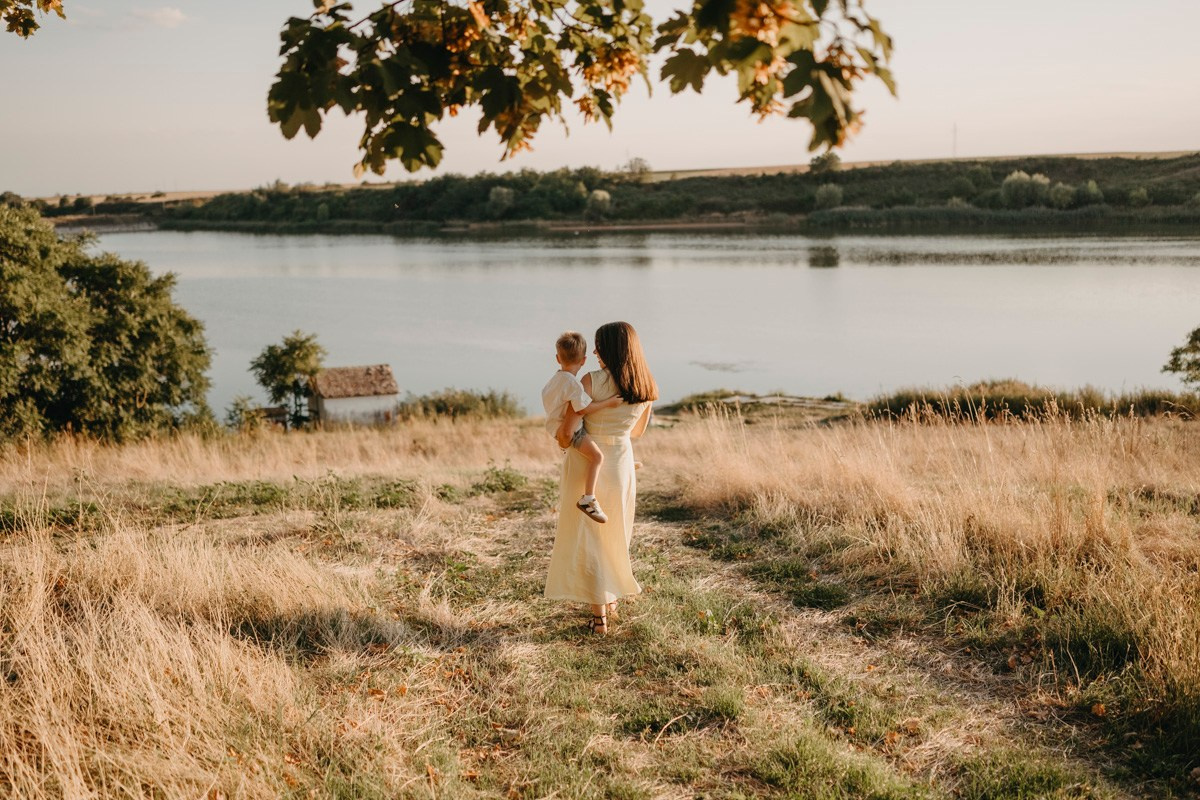 Djurdjica, Tadej i Miloje porodicno fotografisanje napolju. Deciji i porodicni fotograf u Beogradu Oksana Skendzic