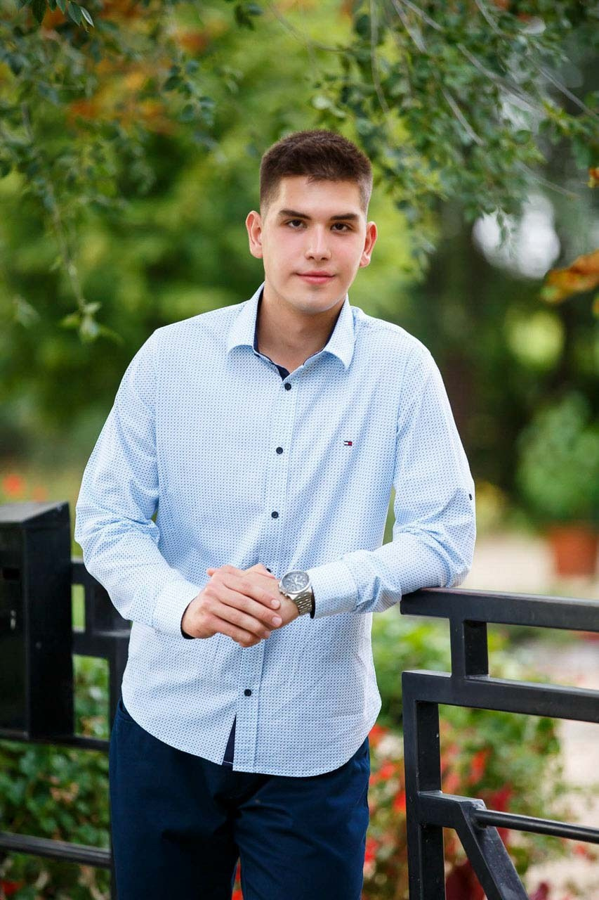 Elegantan portret za 18. rođendan u prirodnom ambijentu.