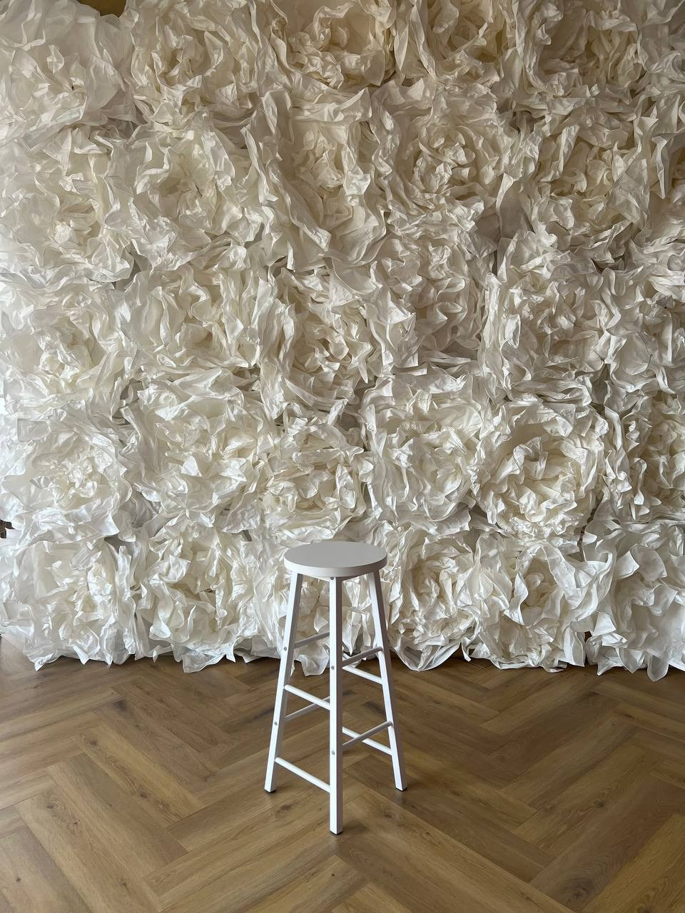 Fotostudijas zona ar komfortablu atpūtas stūri un mīksto dīvānu