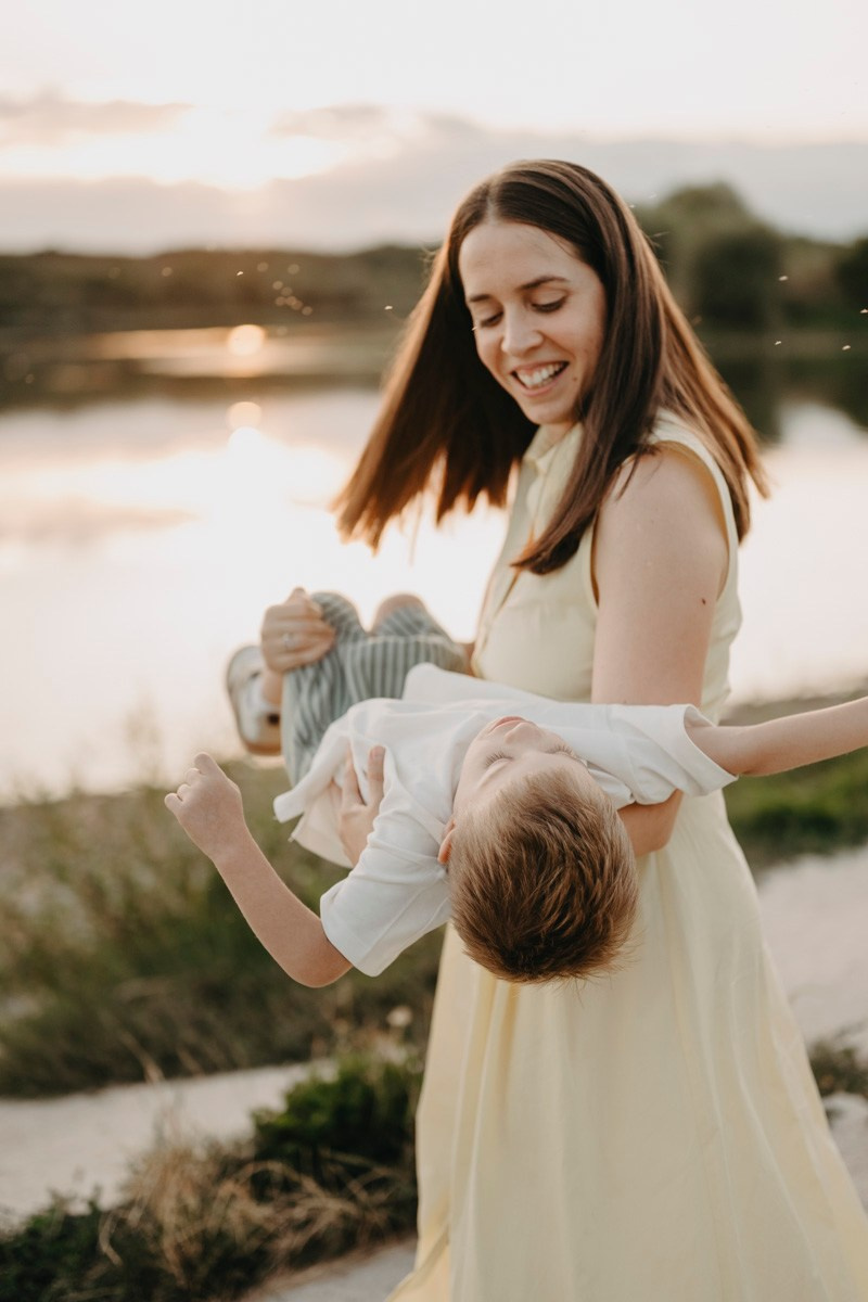 Djurdjica, Tadej i Miloje porodicno fotografisanje napolju. Deciji i porodicni fotograf u Beogradu Oksana Skendzic
