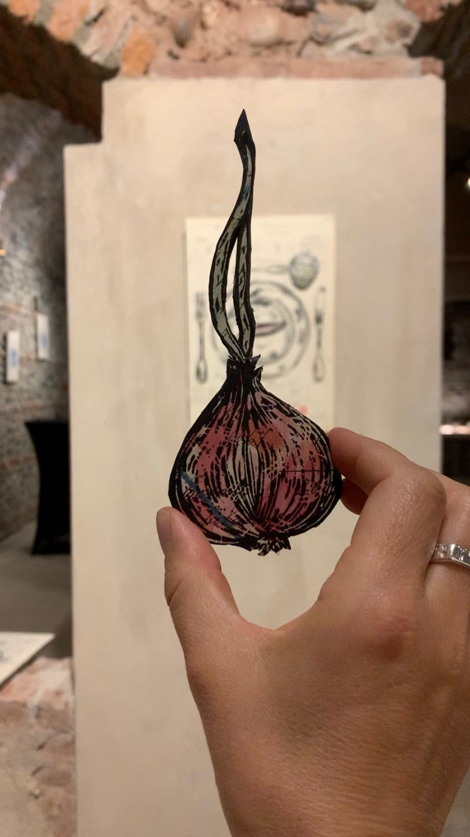 Intervento site-specific su registro contabile originale (1918–1930) proveniente da un’azienda vinicola piemontese. La serie Panem Quotidianum indaga il valore simbolico del pasto condiviso sovrapponendo stampe linoleografiche manuali di stoviglie ai dati nominativi dei clienti. Il numero di pagina definisce il titolo. 29,5 × 43 cm, carta su telaio. Un lavoro che riflette su tradizione gastronomica, comunità e territorio.