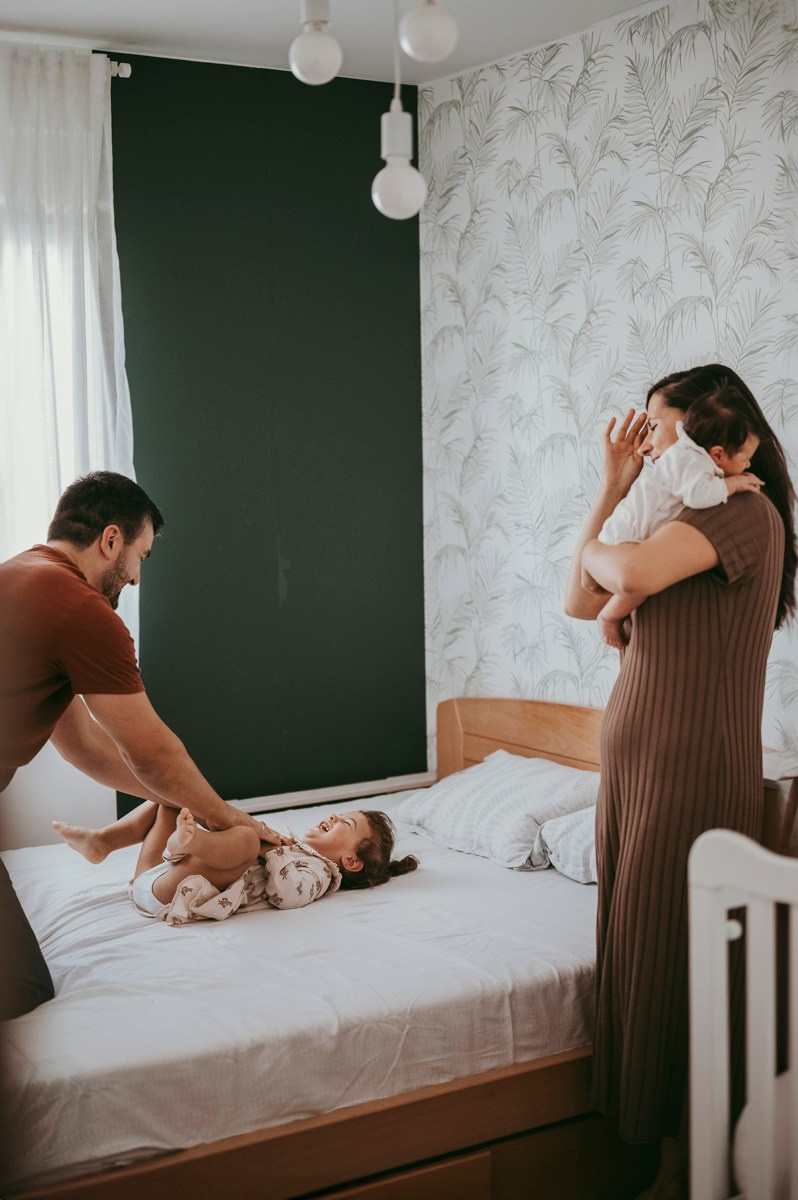 Katarina, Dejan, Petra i Julija / porodicno fotografisanje kod kuce. Deciji i porodicni fotograf u Beogradu Oksana Skendzic