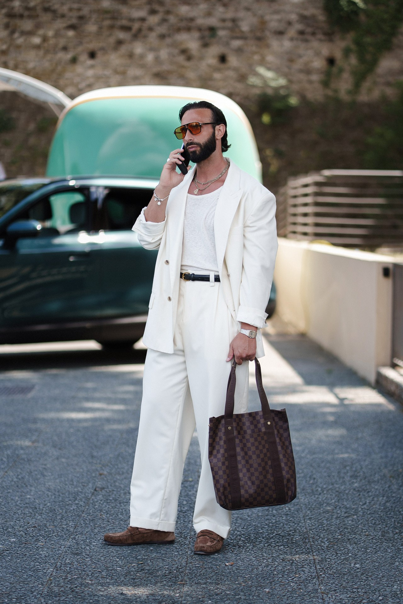 Full-length street style portrait at Pitti Uomo 110, man in white suit with brown tote bag