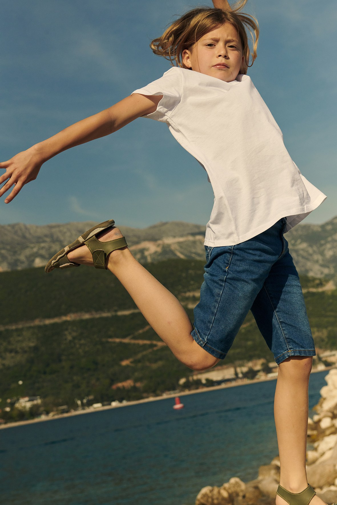 Children on the coast. Minimalist brand photographer & videographer | Raw sincerity. Pure Form