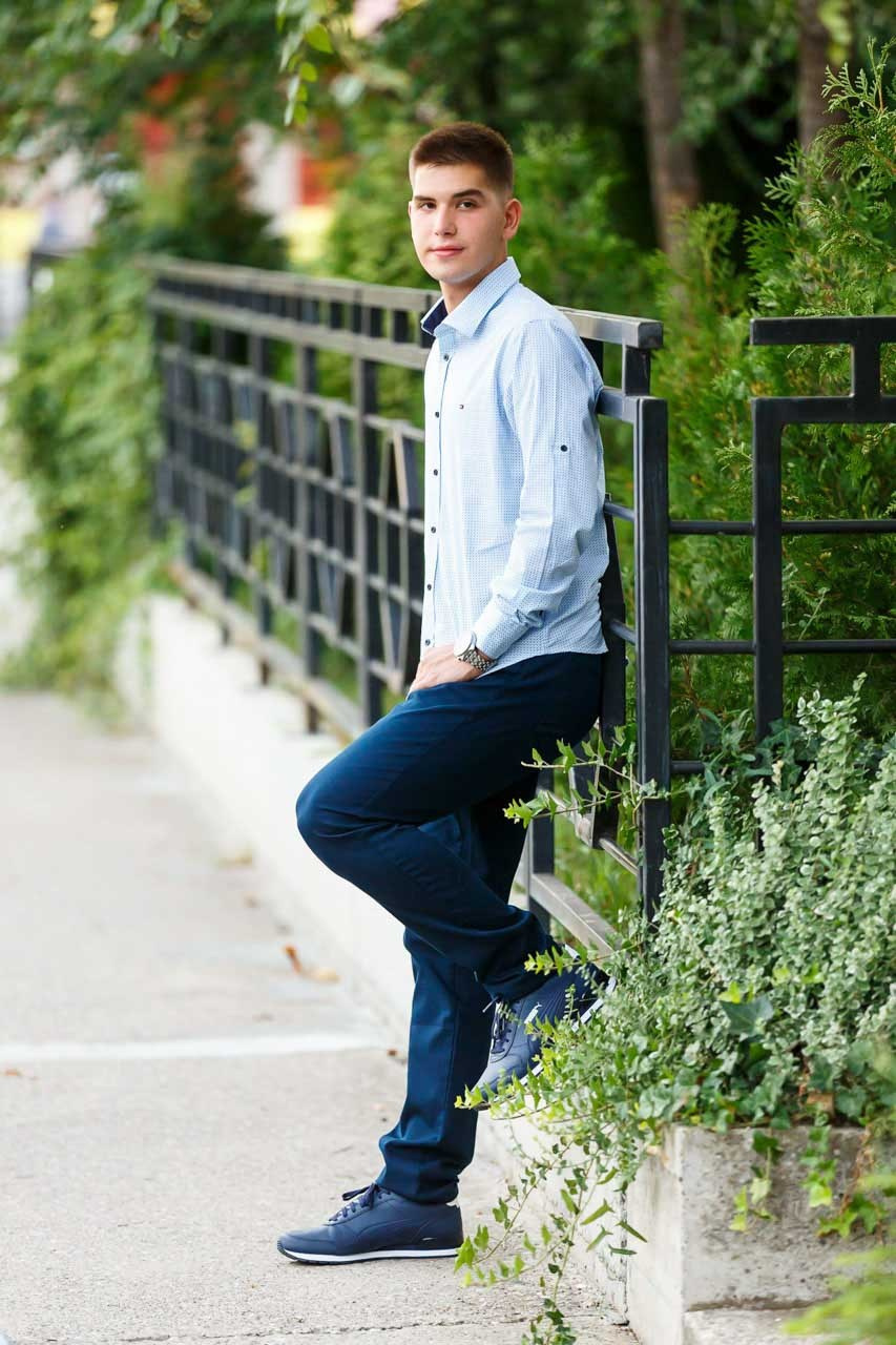 Profesionalni portret mladića povodom 18. rođendana na otvorenom.