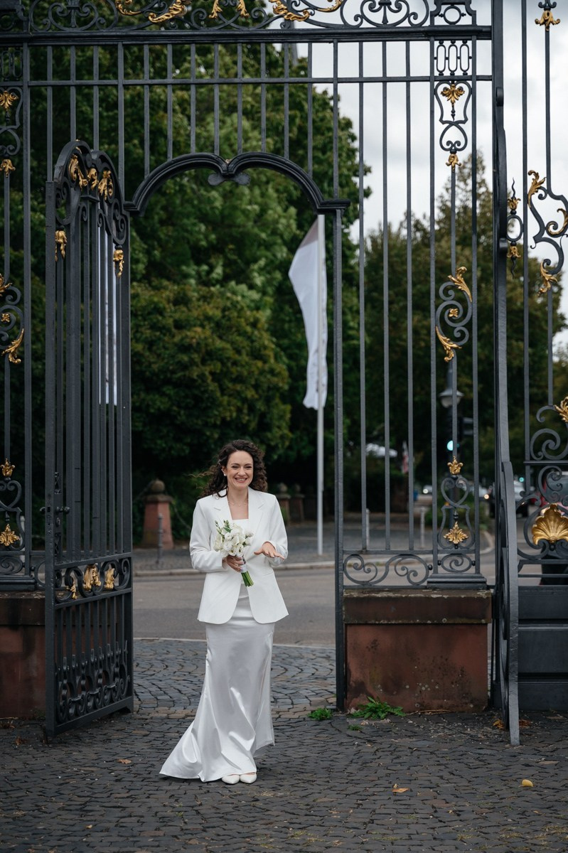 Bride arrives to first look