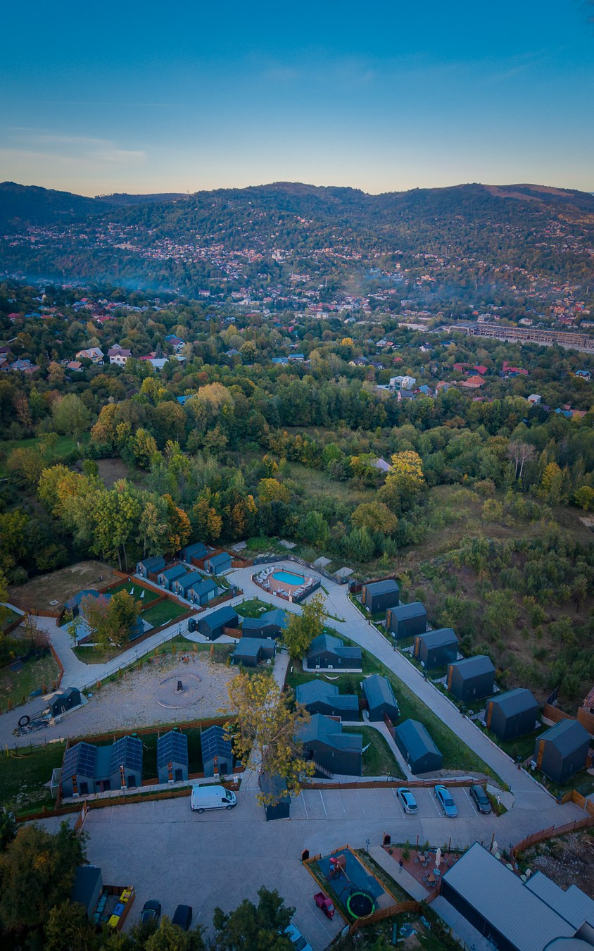 Moon Resort. Creste si calatoreste