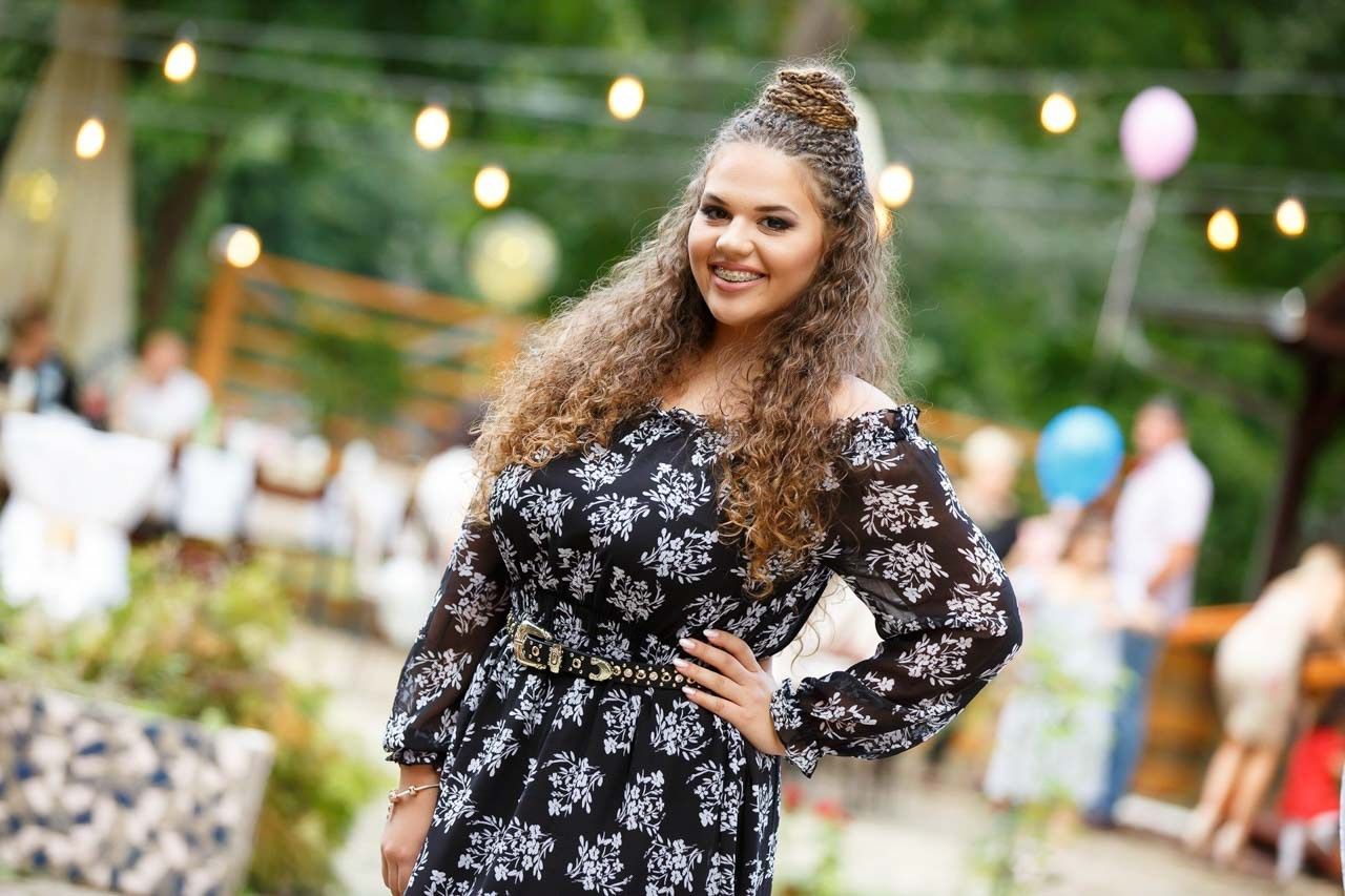 Slavljenica pozira sa osmehom na proslavi rođendana.