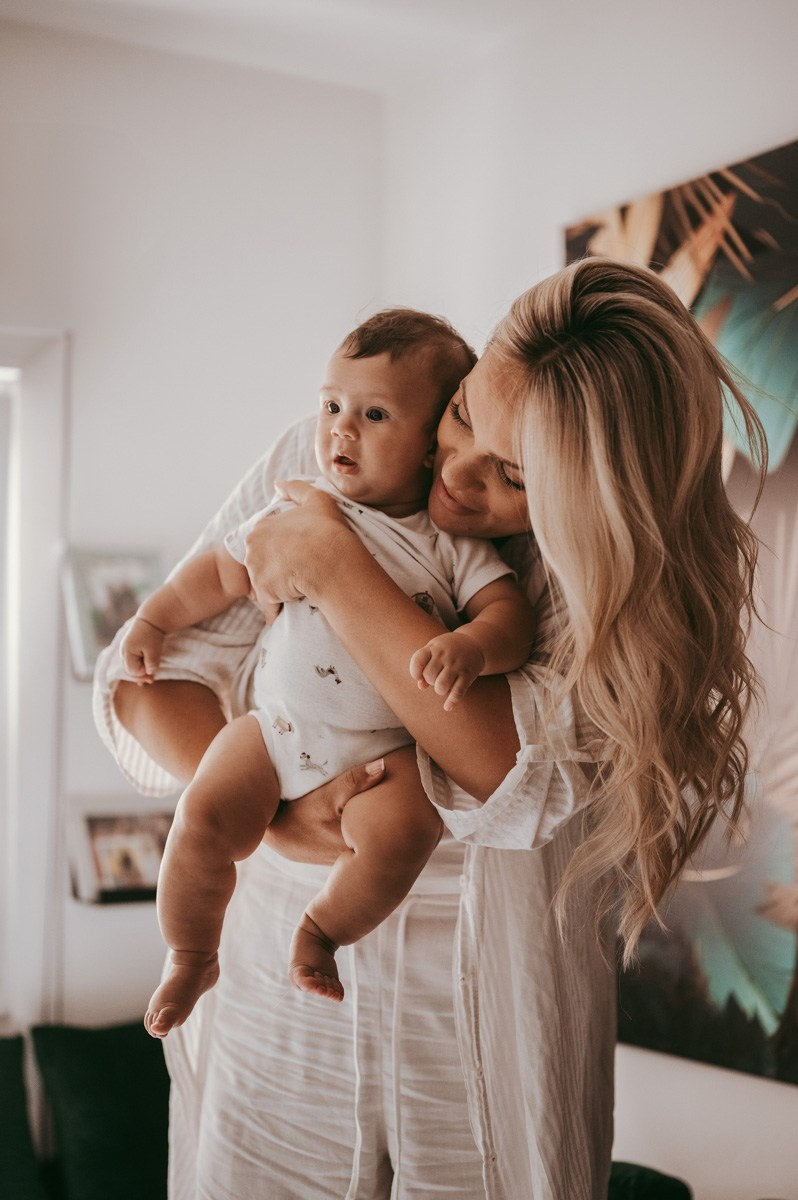 fotografisanje beba kod kuce, porodicno fotografisanje, fotografisanje dece, mama i beba, prve dane sa bebom, kozmetika za bebe, poklon za decu, soba za bebu, decija garderoba, majcinstvo, nega novorodjenceta, priprema za porodjaj, nega beba, dojenje
