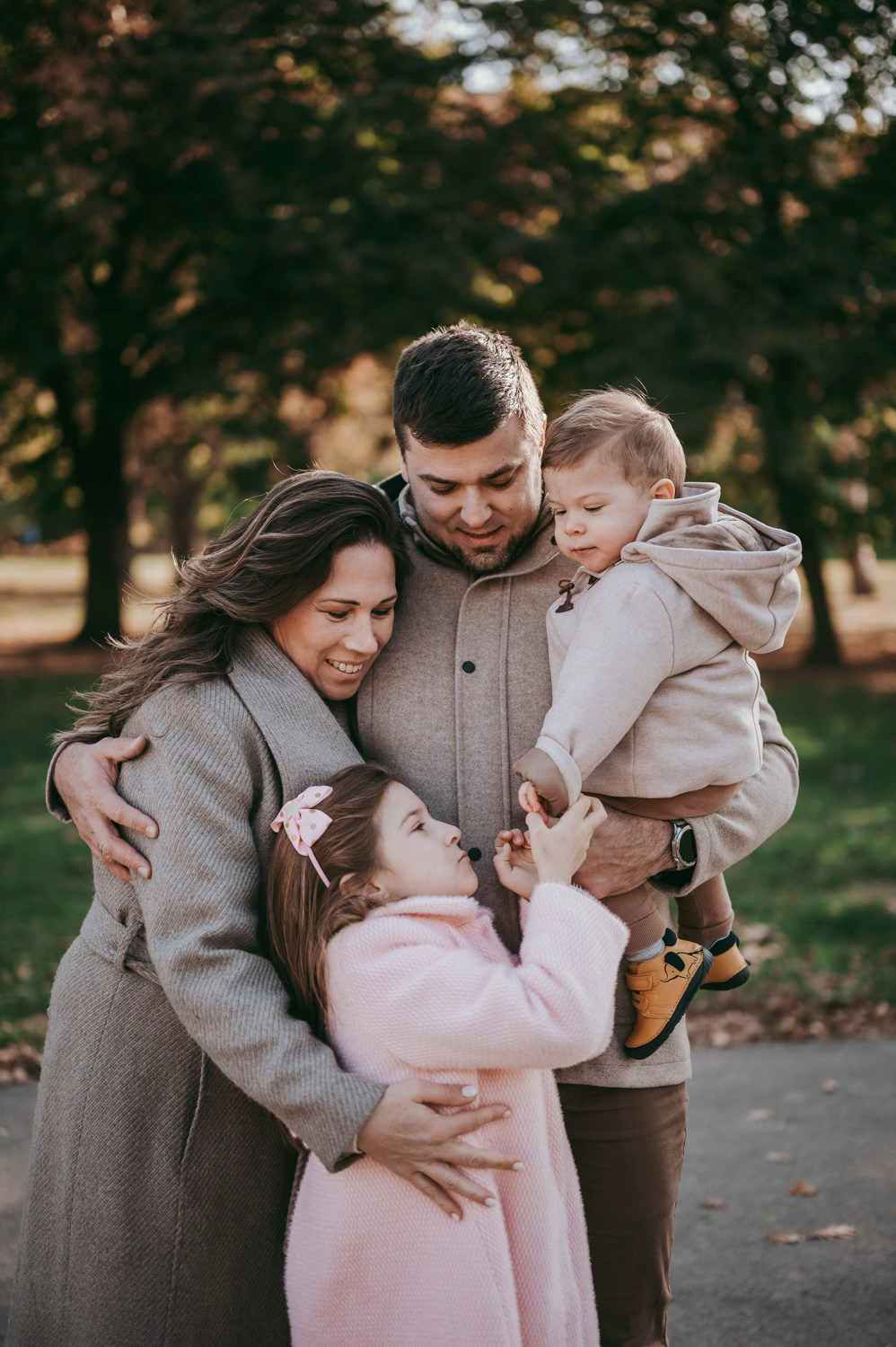 Iva, Ivan, Tara i Stefan — porodicno fotografisanje napolju. Deciji i porodicni fotograf u Beogradu Oksana Skendzic