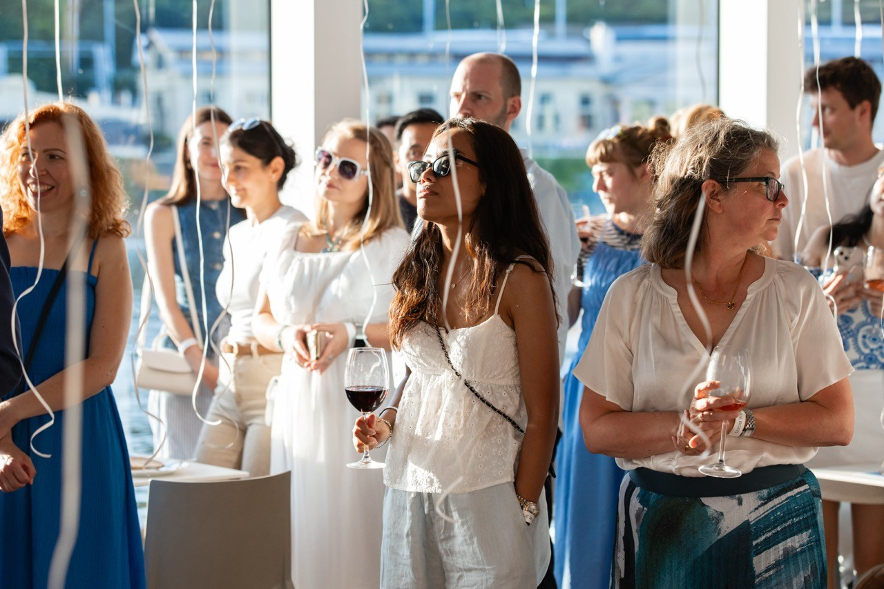 Firemní fotograf Praha. Dana Lišková — Empatická fotografka | Introspektivní umělkyně | Neurodivergentní koučka| Zakladatelka Artepy.cz