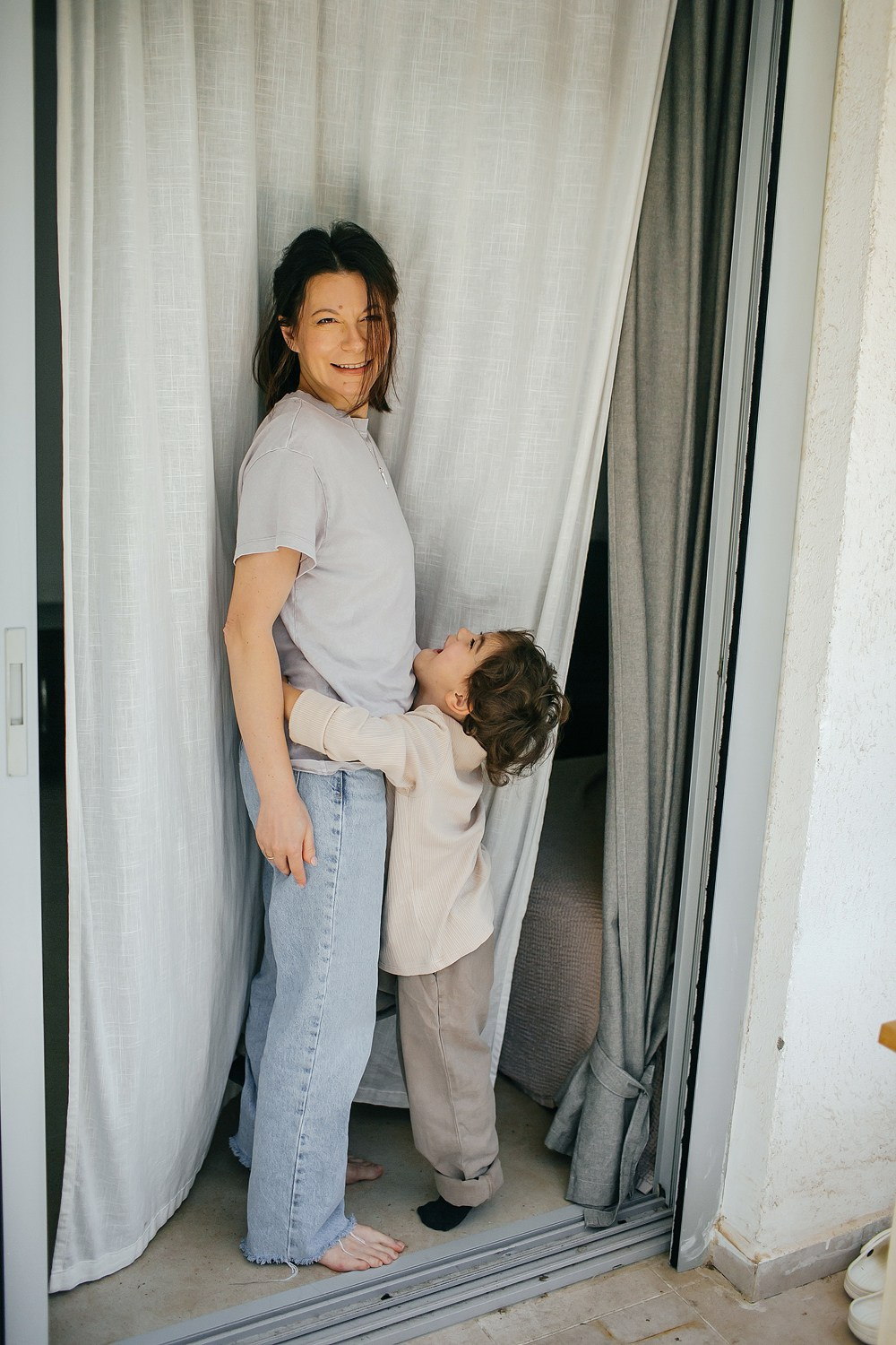 Mom&daughter at home. Family photographer in Israel