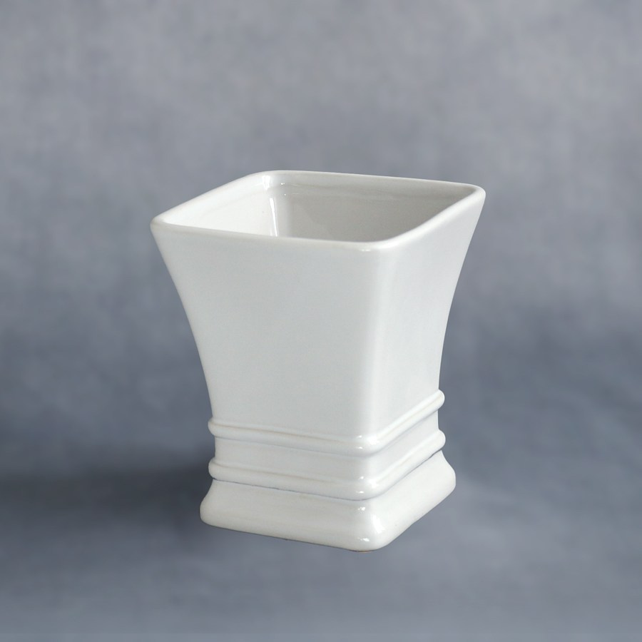 Keramiska četrstūraina vāze pienbalta klasika