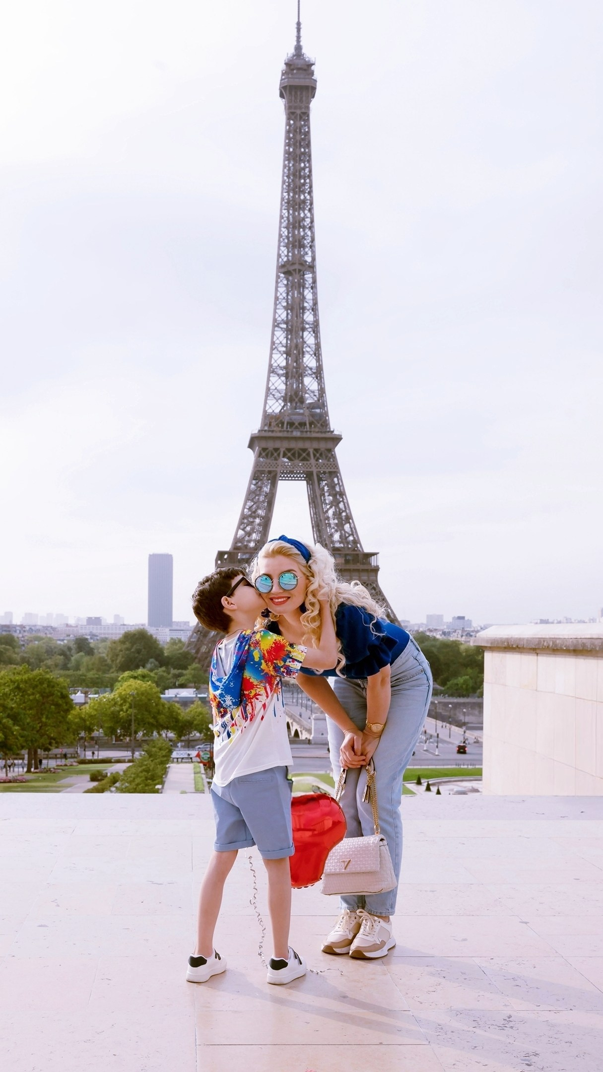 Family photoshoot in Paris. Alina Tagzieva- a photograper in Paris