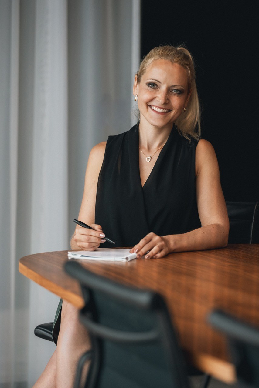 Portrétní fotografka Praha. Dana Lišková — Empathetic Photographer | Introspective Artist |Neurodivergent Coach | Founder of Artepy.cz